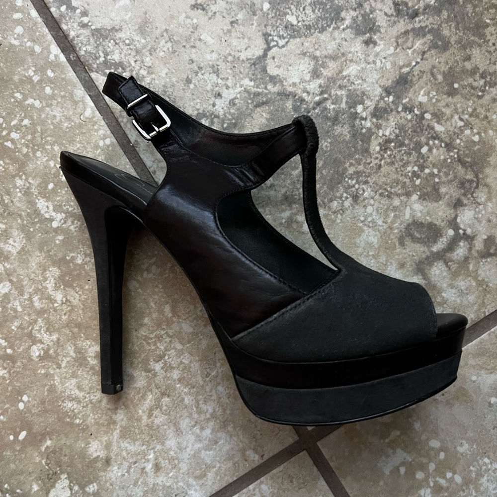 Women grey pumps